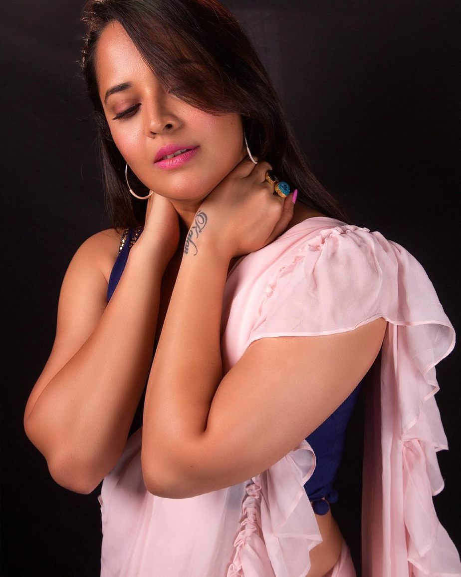 Anasuya Bharadwaj in peach saree by Vasavi couture for jabardasth 1 Anasuya Bharadwaj in peach saree by Vasavi couture for jabardasth-1