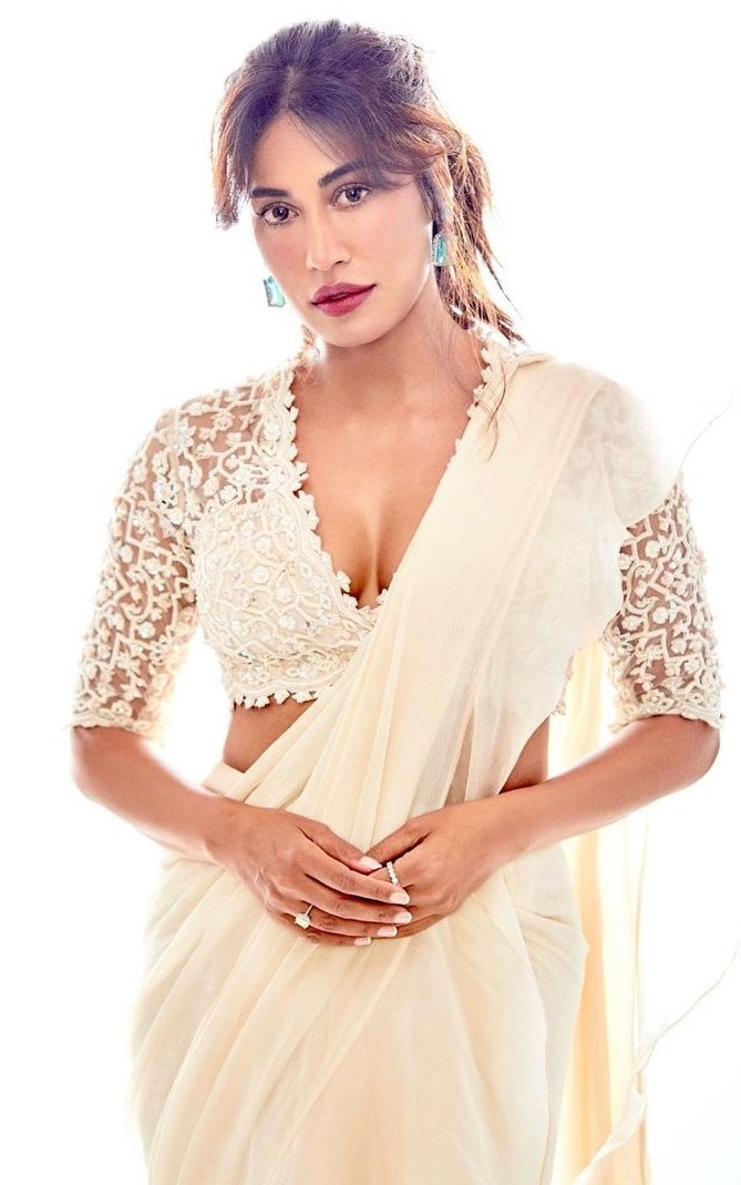 Chitrangda in off white Ridhi mehra pre draped saree for an event 1.1 Chitrangda in off white Ridhi mehra pre draped saree for an event-1.1