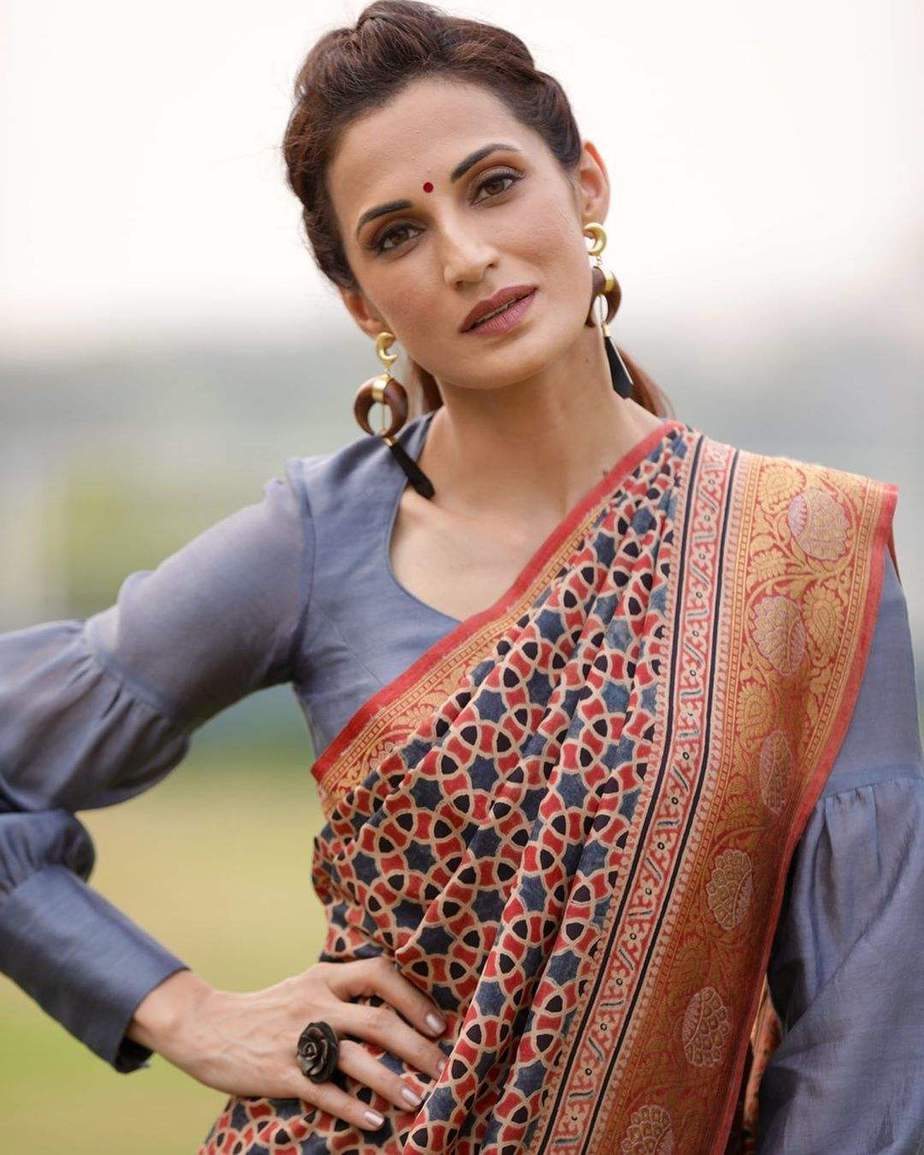 Shilpa Reddy in red AJRAK saree by Kankatala for qa 4 Shilpa Reddy in red AJRAK saree by Kankatala for q&a-4
