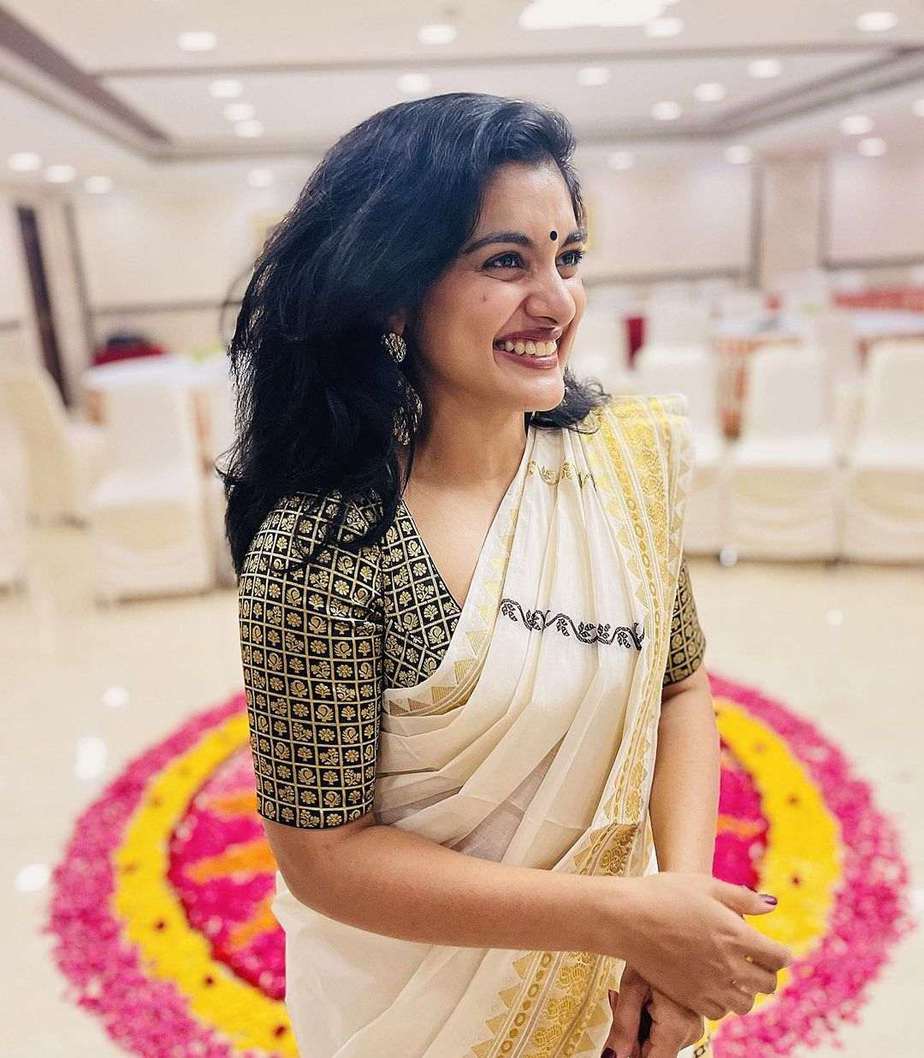 Nivetha Thomas in green tinged kasavu saree for onam 2021 1 Nivetha Thomas in green tinged kasavu saree for onam 2021-1