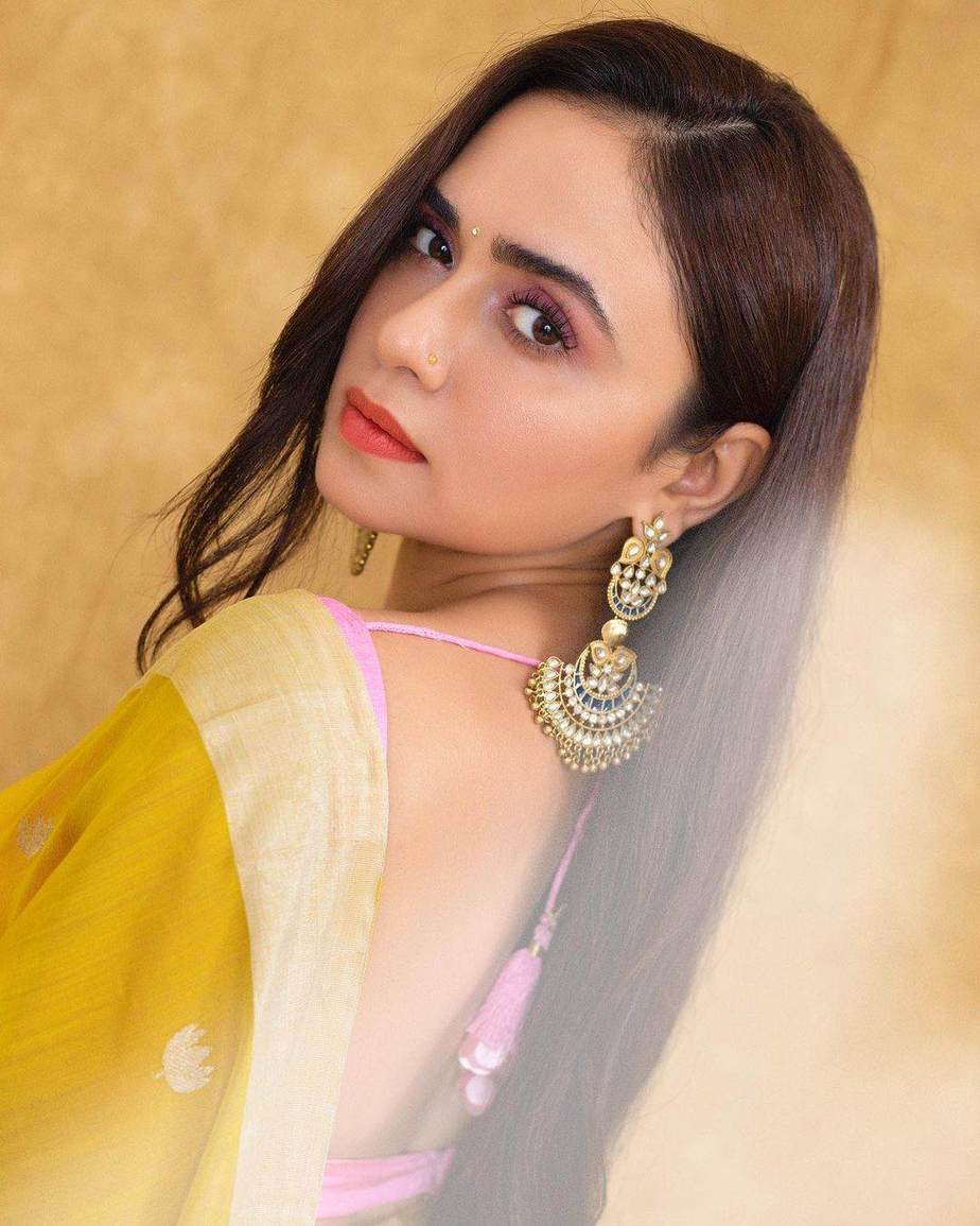 Amruta Khanvilkar in a lime yellow mint and oranges saree for an ott launch 2 Amruta Khanvilkar in a lime yellow mint and oranges saree for an ott launch-2