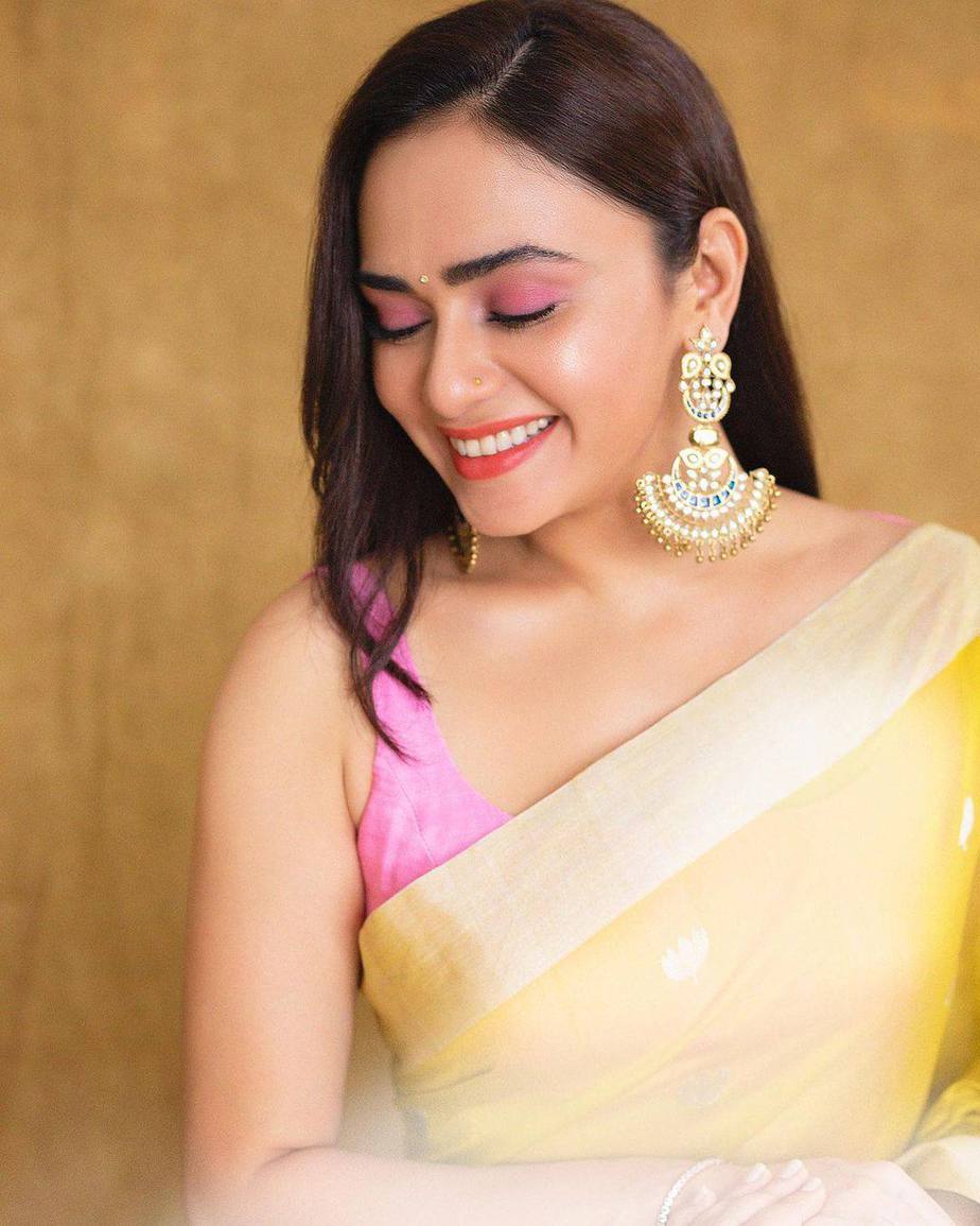 Amruta Khanvilkar in a lime yellow mint and oranges saree for an ott launch 4 Amruta Khanvilkar in a lime yellow mint and oranges saree for an ott launch-4