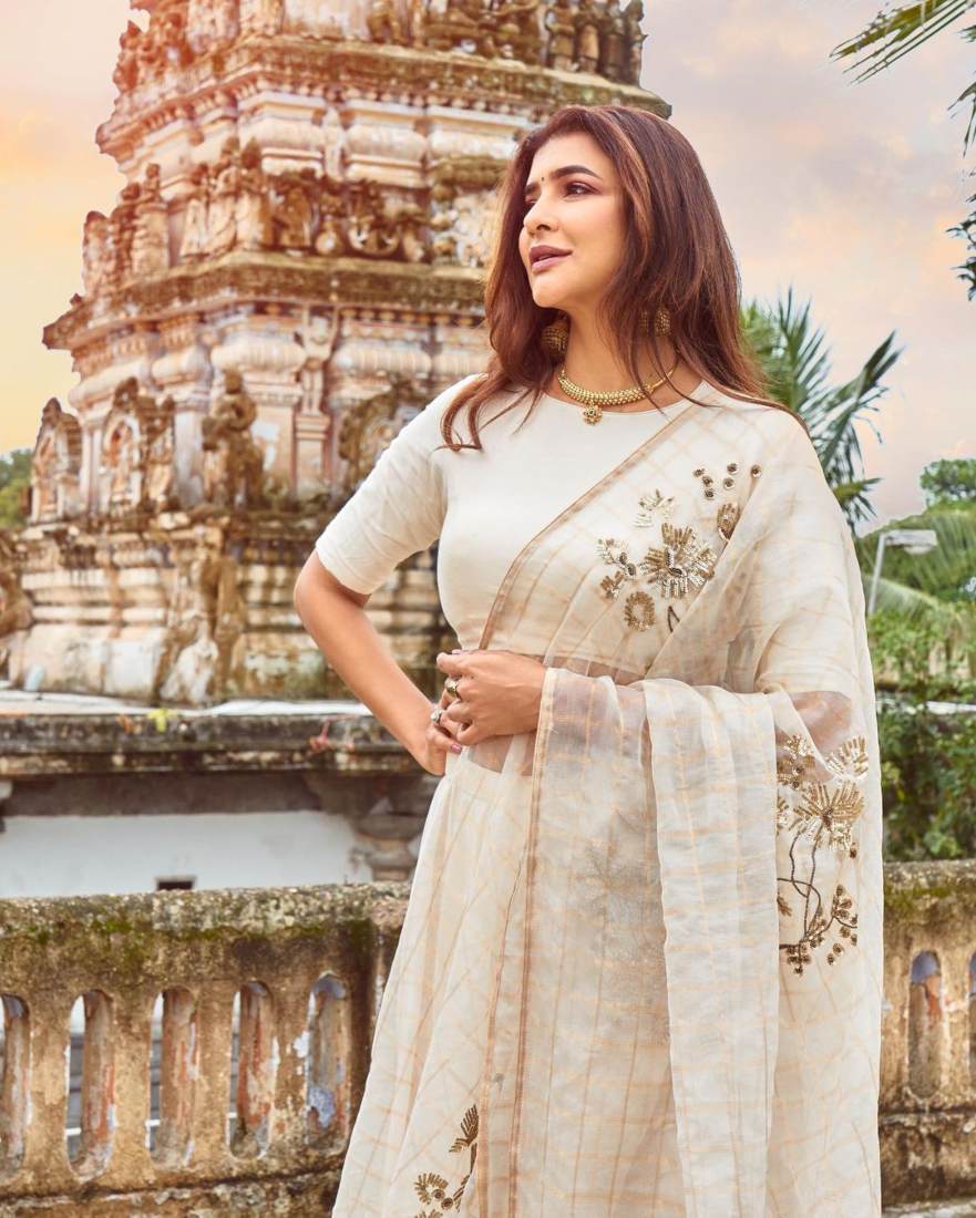 Lakshmi Manchu in a white saree 4 Lakshmi Manchu in a white saree-4