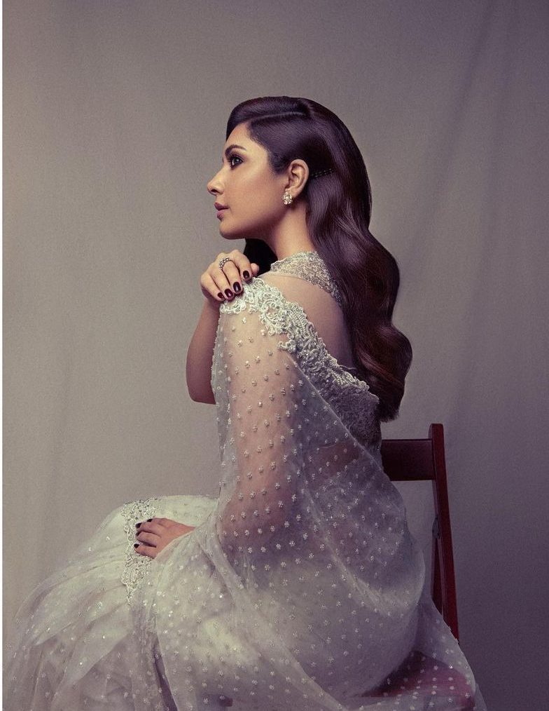 Raashii Khanna ina white saree by kresha Bajaj at Sakshi awards 4 Raashii Khanna ina white saree by kresha Bajaj at Sakshi awards-4