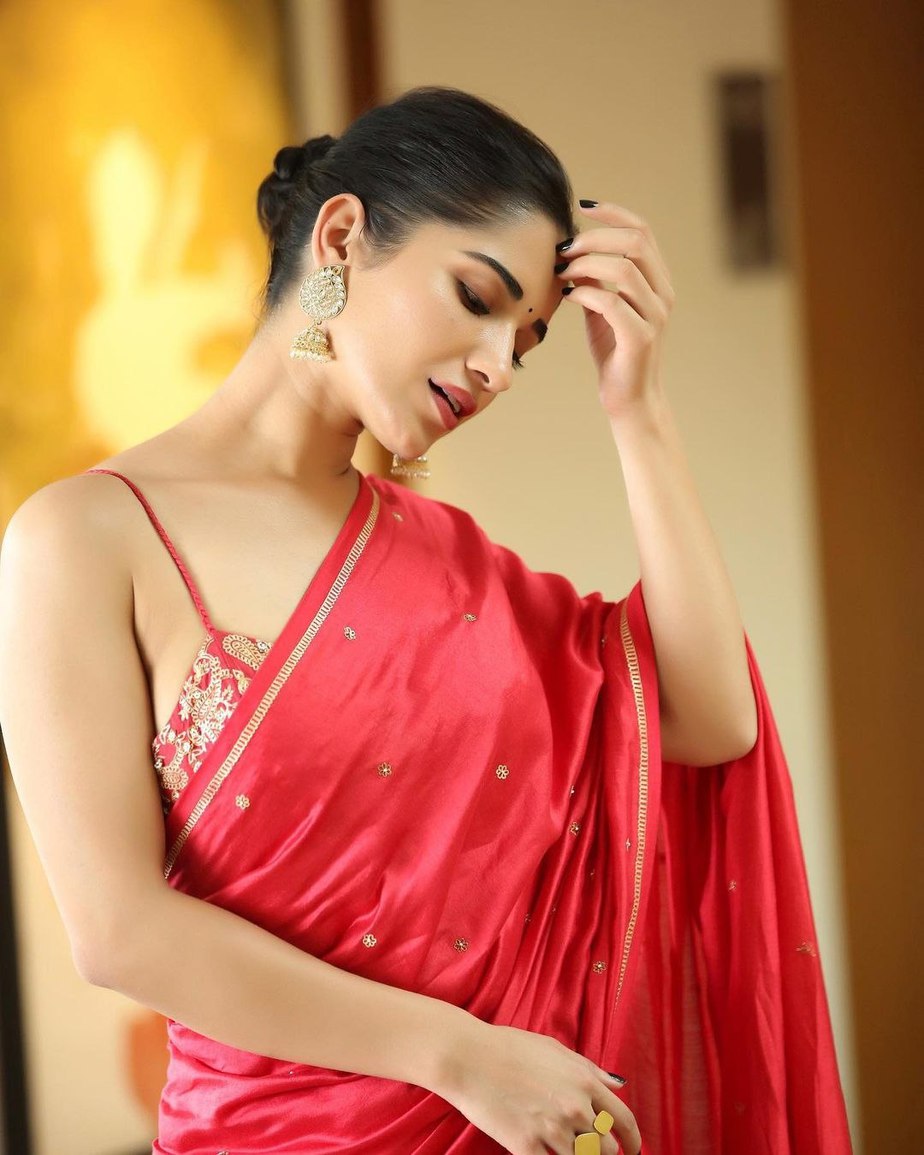 Ruhani Sharma in a red saree by Deepthee 3 Ruhani Sharma in a red saree by Deepthee-3