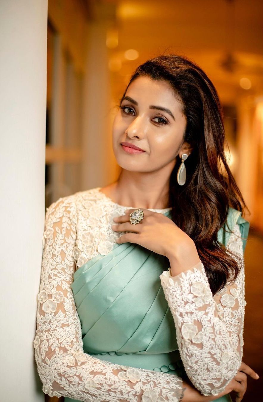 Priya Bhavani shankar in a mint green saree by Ashwini Thiyagarajan for ohmanna penne pre release 4 Priya Bhavani shankar in a mint green saree by Ashwini Thiyagarajan for ohmanna penne pre-release-4