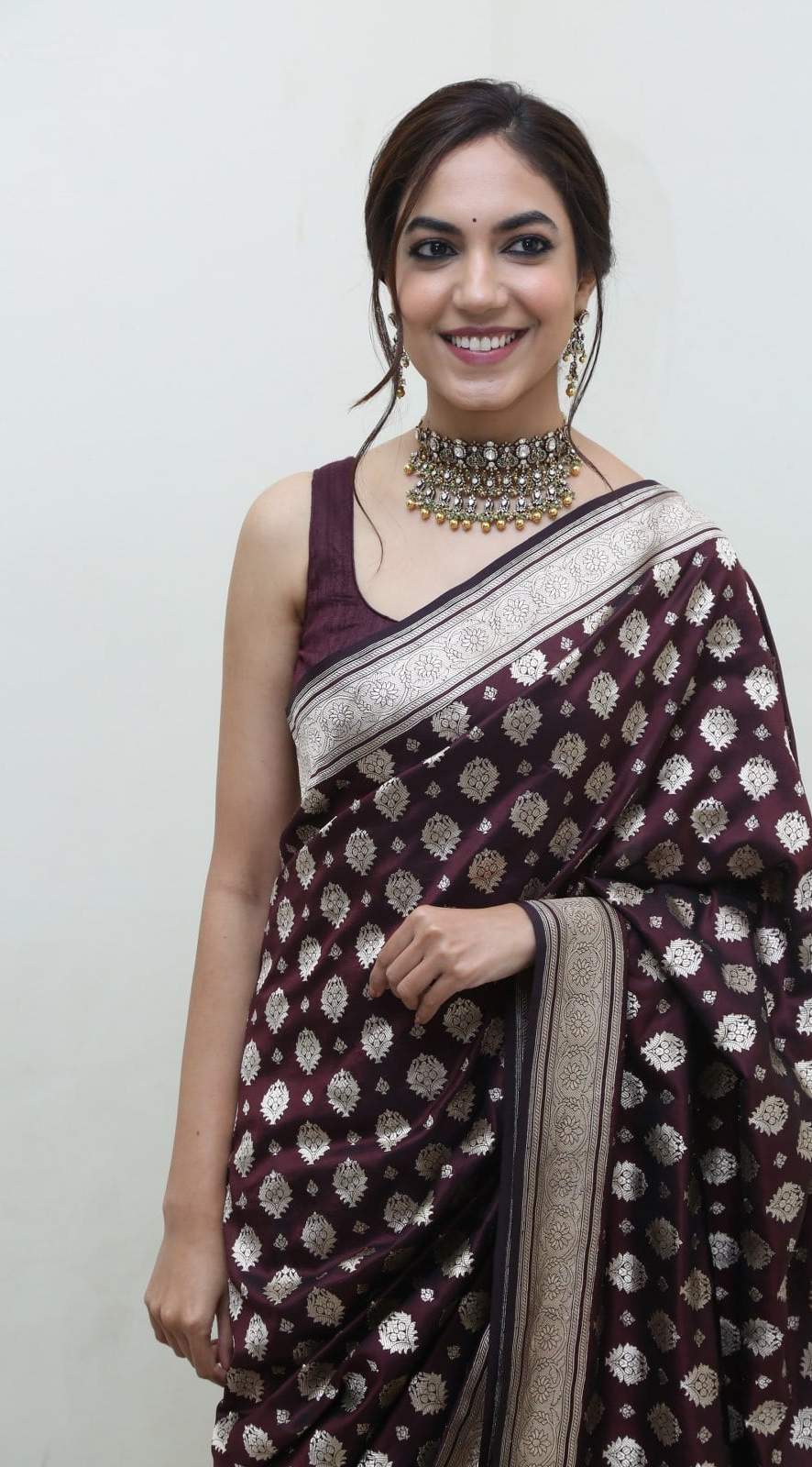 Ritu Varma in a wine saree by Raw mango for varudu kaavelenu pre release event 4 Ritu Varma in a wine saree by Raw mango for varudu kaavelenu pre-release event-4