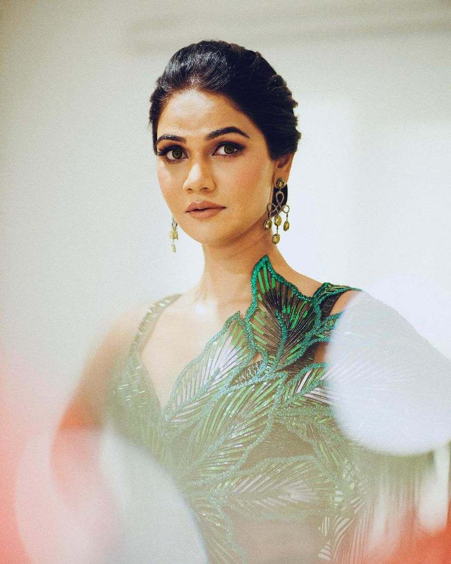 Sneha reddy in green pre draped saree by Amit aggarwal for diwali party21 2 Sneha reddy in green pre-draped saree by Amit aggarwal for diwali party'21-2