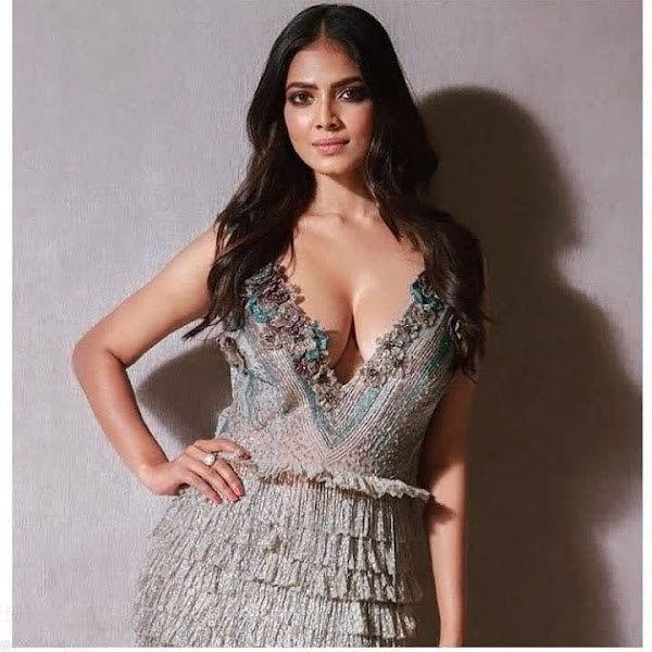 Malavika Mohanan Alluring Poses in Her New Stills Flipkart