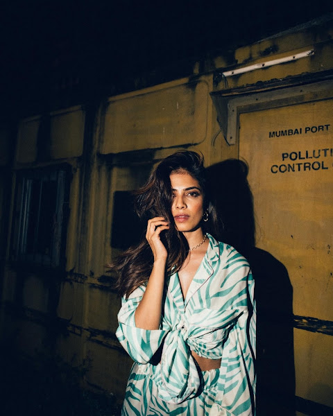 Malavika Mohanan Alluring Poses in Her New Stills Flipkart
