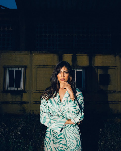 Malavika Mohanan Alluring Poses in Her New Stills Flipkart