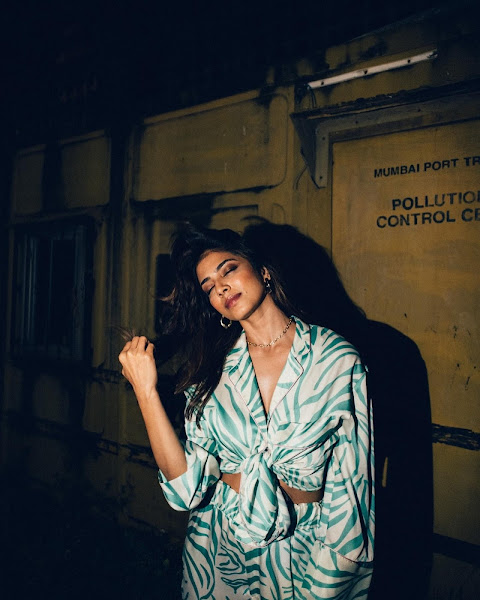 Malavika Mohanan Alluring Poses in Her New Stills Flipkart