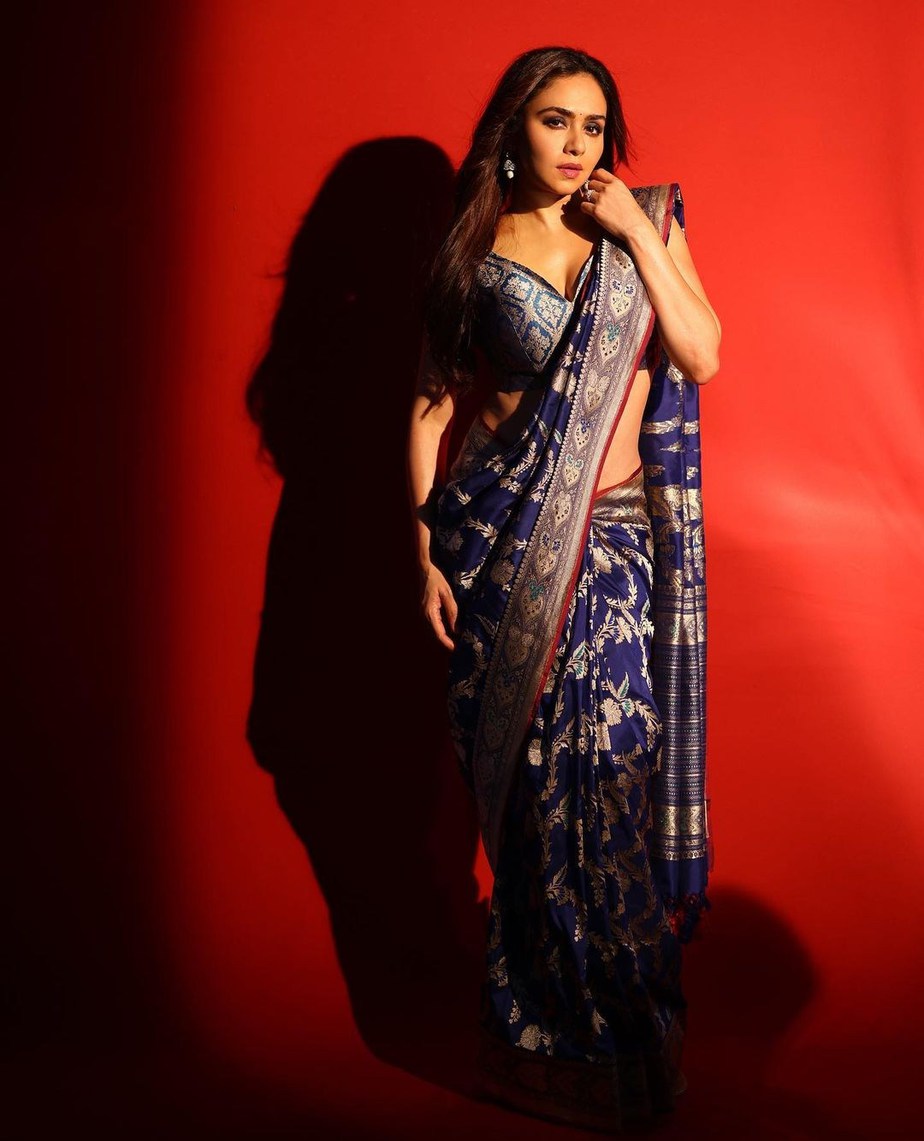 Amruta Khanvilkar in indigo saree by warp n weft for Zee mahagaurav Amruta Khanvilkar in indigo saree by warp n weft for Zee mahagaurav