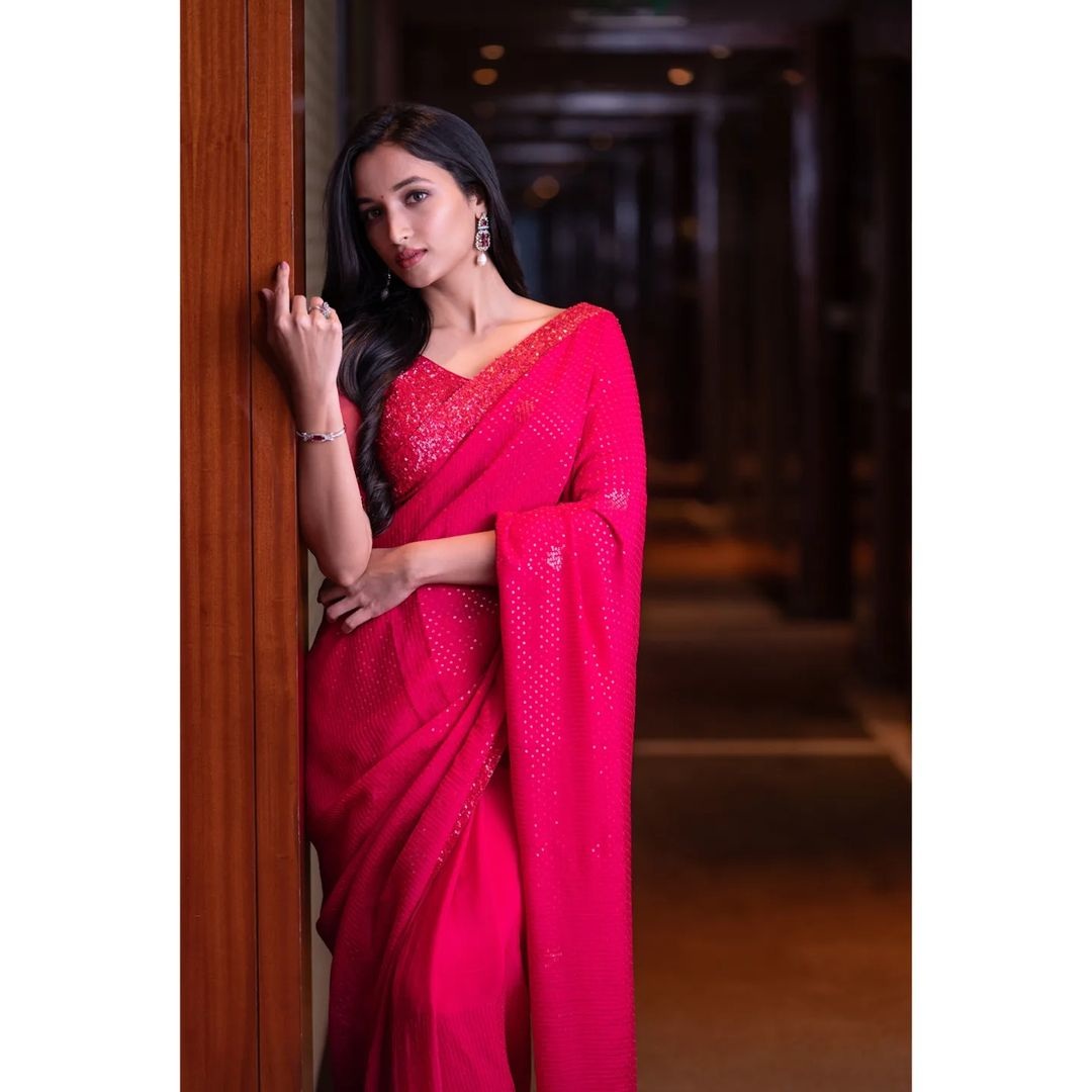 Srinidhi Shetty in a red saree by singhanias for kgf 2 promotions 3 Srinidhi Shetty in a red saree by singhanias for kgf-2 promotions-3