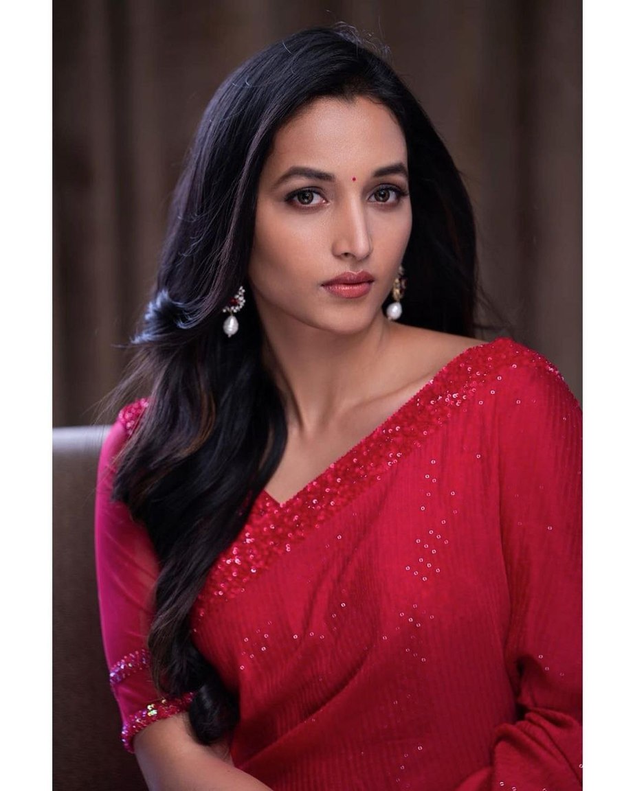 Srinidhi Shetty in a red saree by singhanias for kgf 2 promotions 1 Srinidhi Shetty in a red saree by singhanias for kgf-2 promotions-1