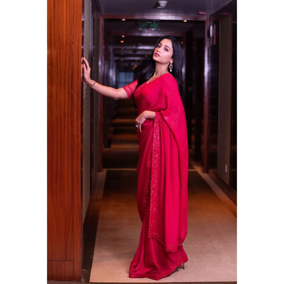 Srinidhi Shetty in a red saree by singhanias for kgf 2 promotions 2 Srinidhi Shetty in a red saree by singhanias for kgf-2 promotions-2