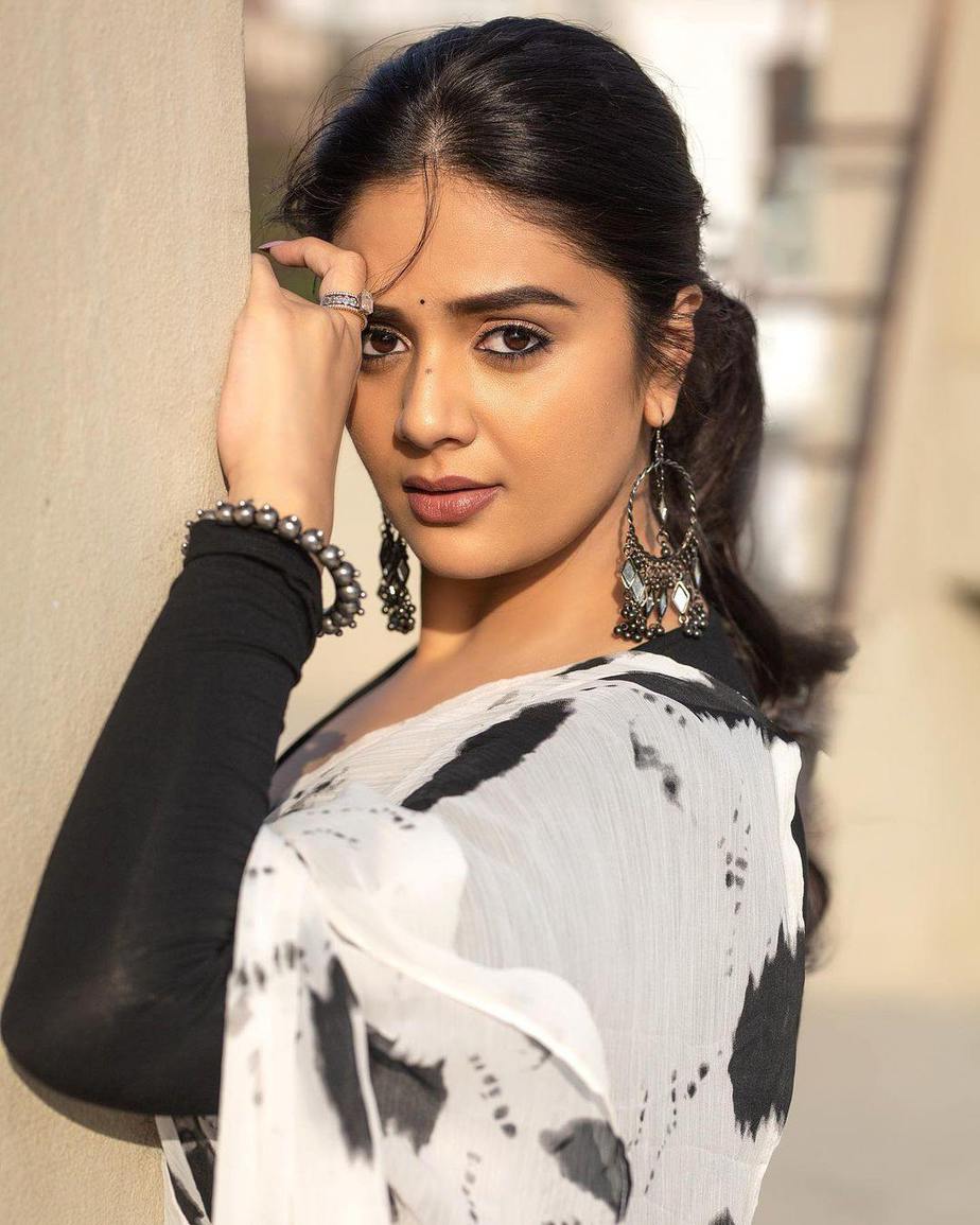 sreemukhi in a tie dye saree by manoharam designers 3 sreemukhi in a tie dye saree by manoharam designers-3
