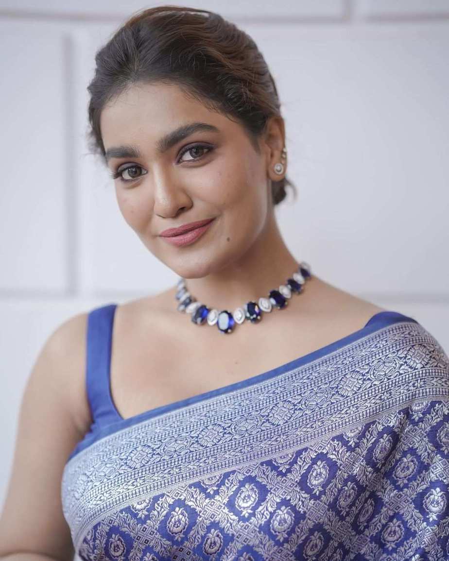 saniya iyappan in blue benrasi by korvai for big screen awards22 1 saniya iyappan in blue benrasi by korvai for big screen awards'22-1