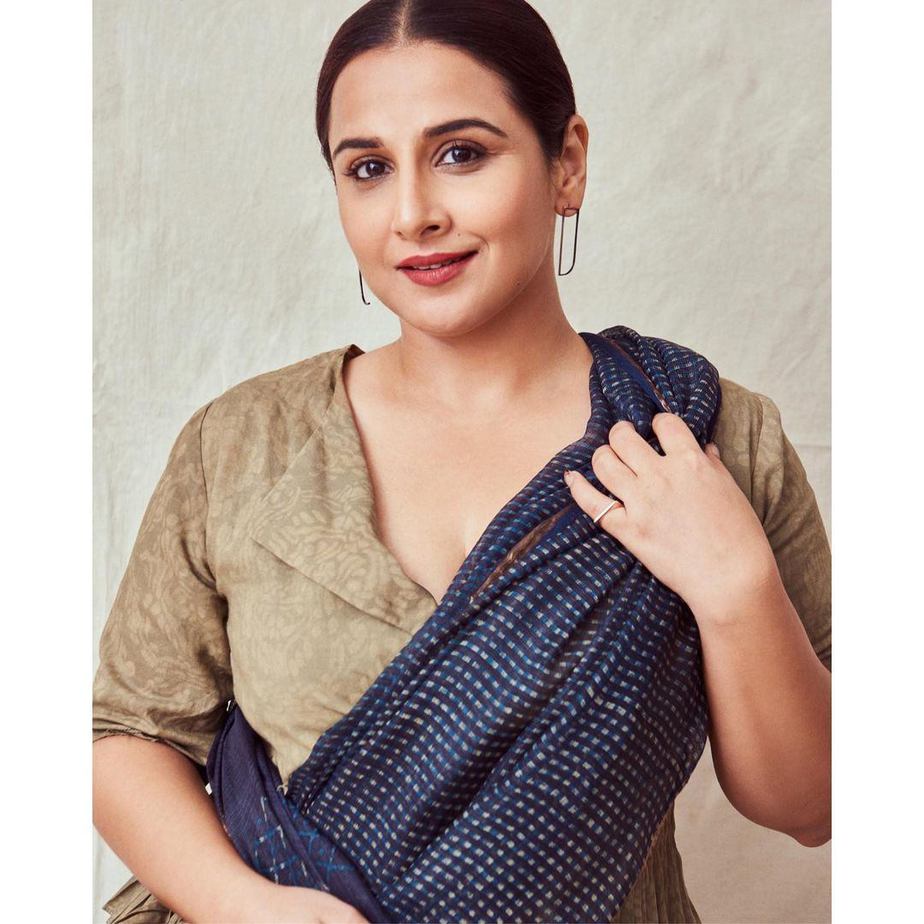 vidya balan in indigo saree by urvashi kaur3 vidya balan in indigo saree by Urvashi kaur3