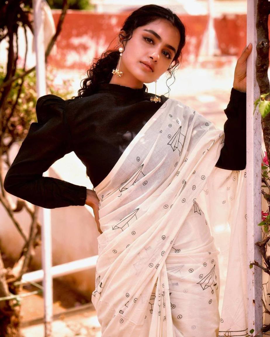 amupama parameswaran in ivory handmade saree by jebispar1 anupama parameswaran in ivory handmade saree by jebispar1