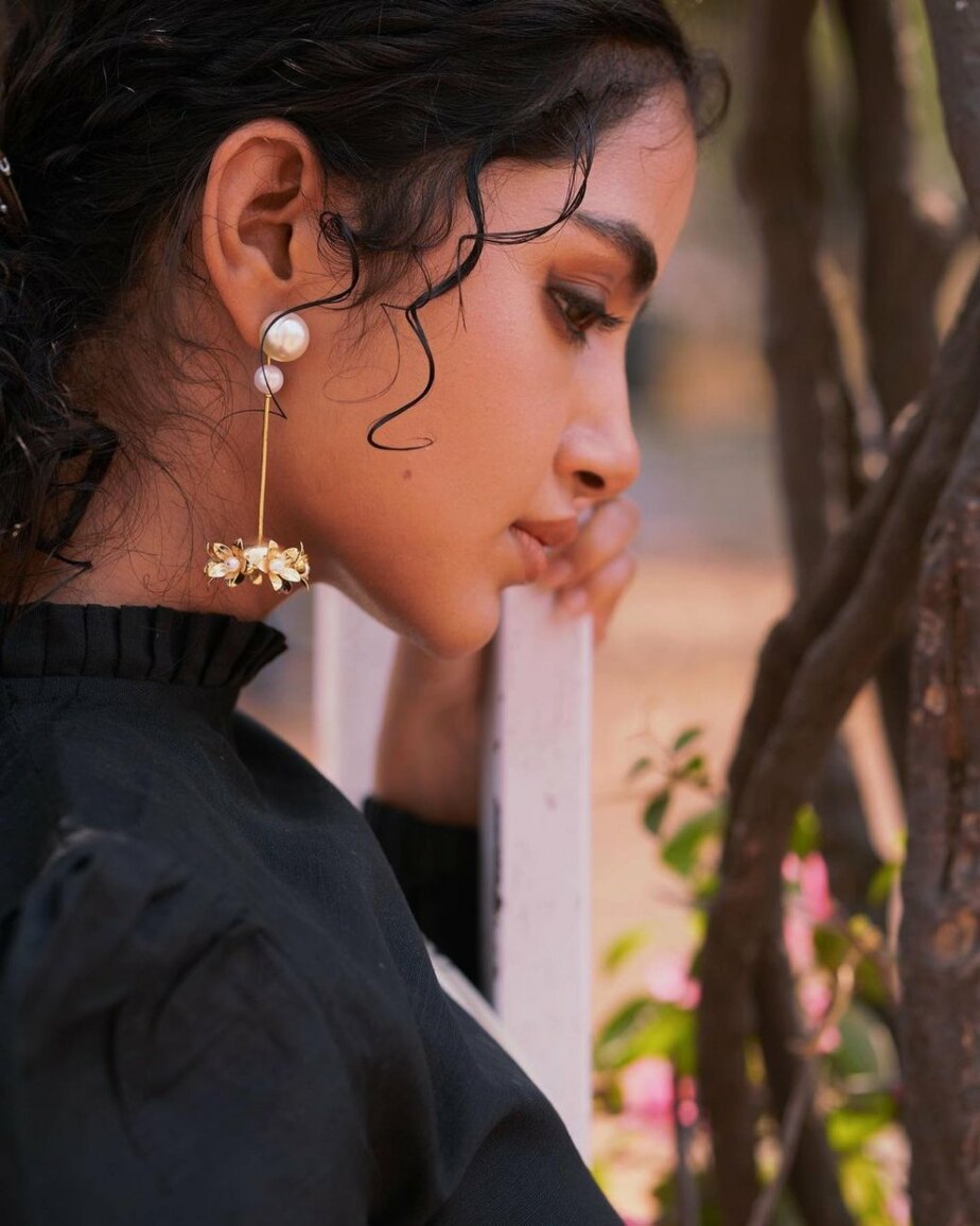 amupama parameswaran in ivory handmade saree by jebispar2 anupama parameswaran in ivory handmade saree by jebispar2