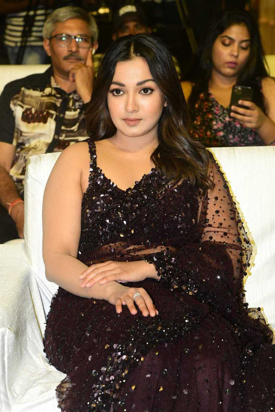 catherine tresa in wine saree by rouge for bala thandanana pre release 2 catherine tresa in wine saree by rouge for bala thandanana pre release-2