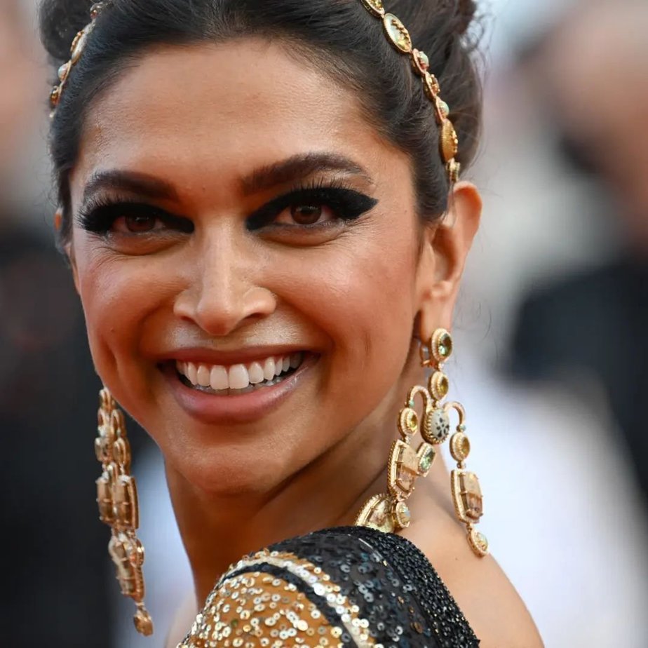 deepika padukone in a striped saree by sabyasachi for cannes22 day1 deepika padukone in a striped saree by sabyasachi for cannes'22 day1