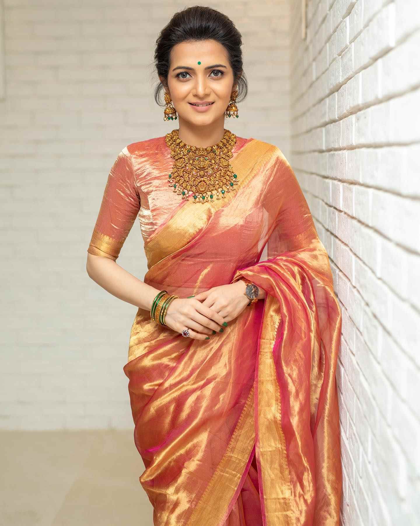 dd neelakandan in pink saree by eternal weaves for nayan wikki wedding dd neelakandan in pink saree by eternal weaves for nayan-wikki wedding