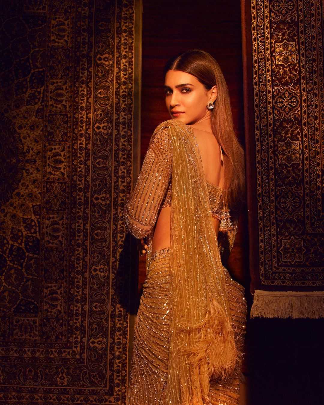 kriti sanon in gold falguni shane peacock saree1 kriti sanon in gold falguni shane peacock saree1