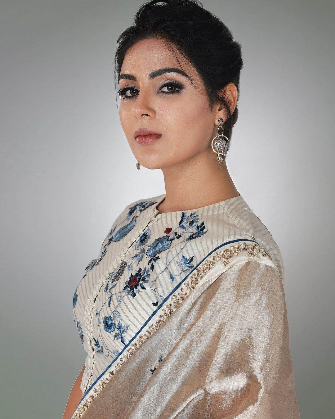 samyuktha menon in an ivory saree by pramaa3 samyuktha menon in an ivory saree by pramaa3