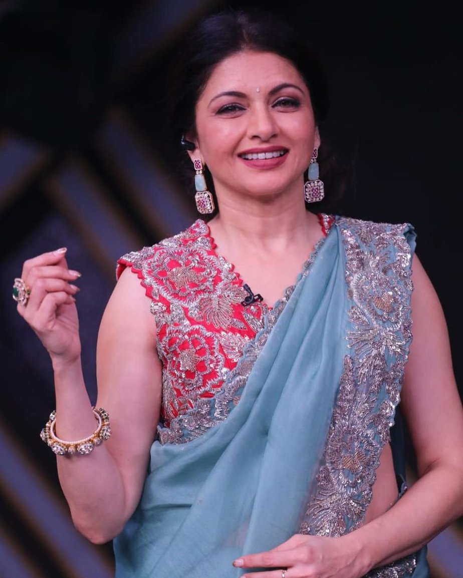 bhagyashree in a powder blue saree by mrunalini rao2 bhagyashree in a blue saree by mrunalini rao2