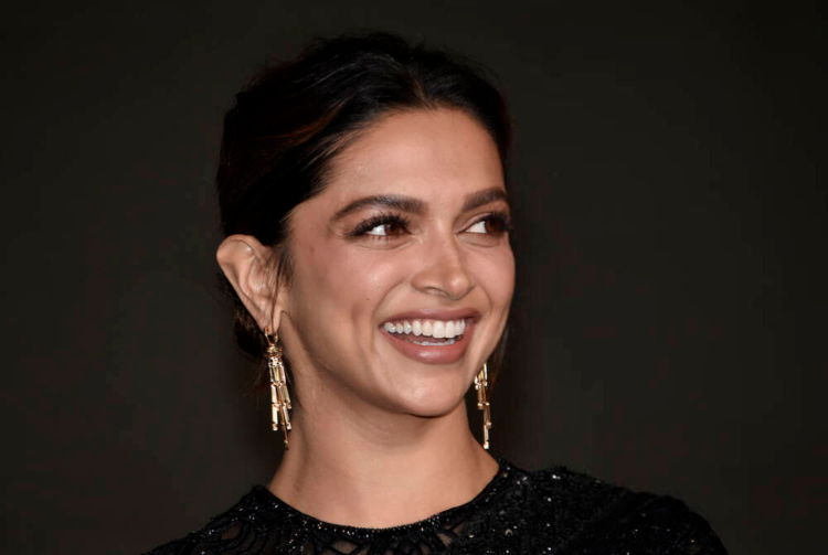 deepika padukone in a black saree by faraz manan at a charity1 deepika padukone in a black saree by faraz manan at a charity1