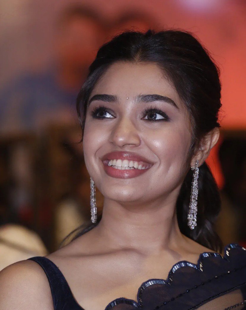 krithi shetty in a blue saree by sawan gandhi for mnv pre release2 krithi shetty in a blue saree by sawan gandhi for mnv pre release2