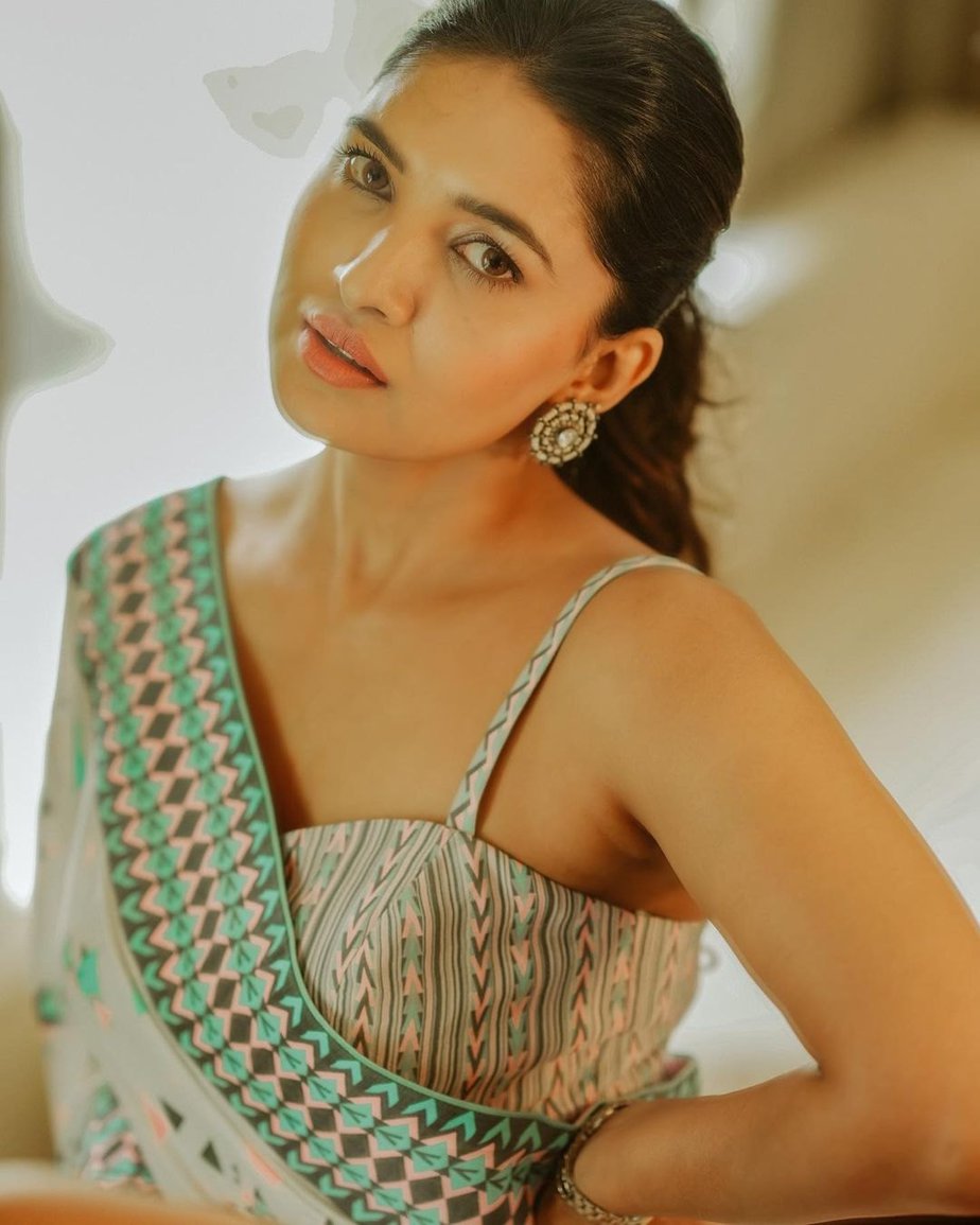 vani bhojan in a white saree by bandhana narula2 vani bhojan in white saree by bandana narula2