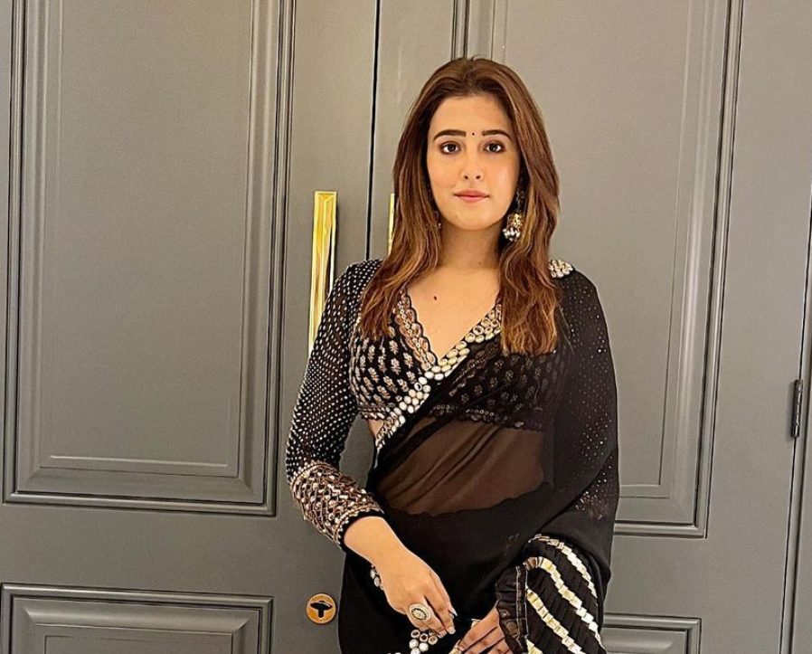 nupur sanon in a black saree by vvani vats1 nupur sanon in a black saree by vvani vats1