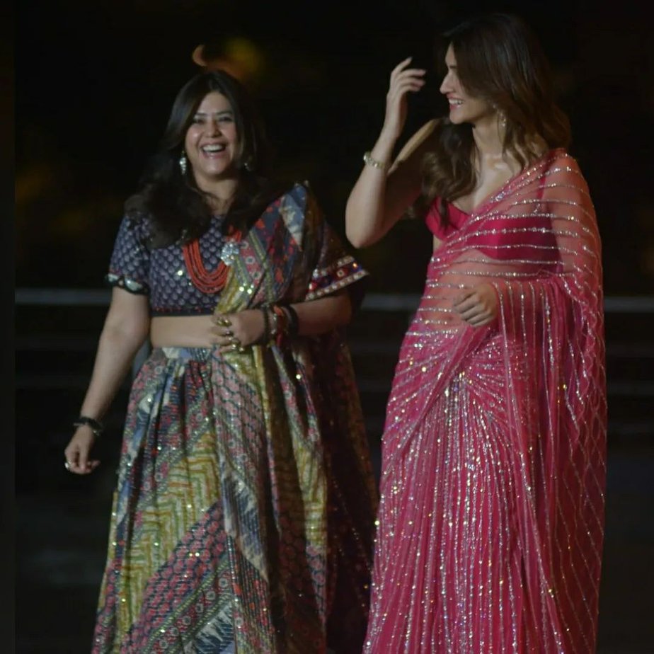 kriti sabob in pink saree by fsp for diwali party1 kriti sanon in pink saree by fsp for diwali party1