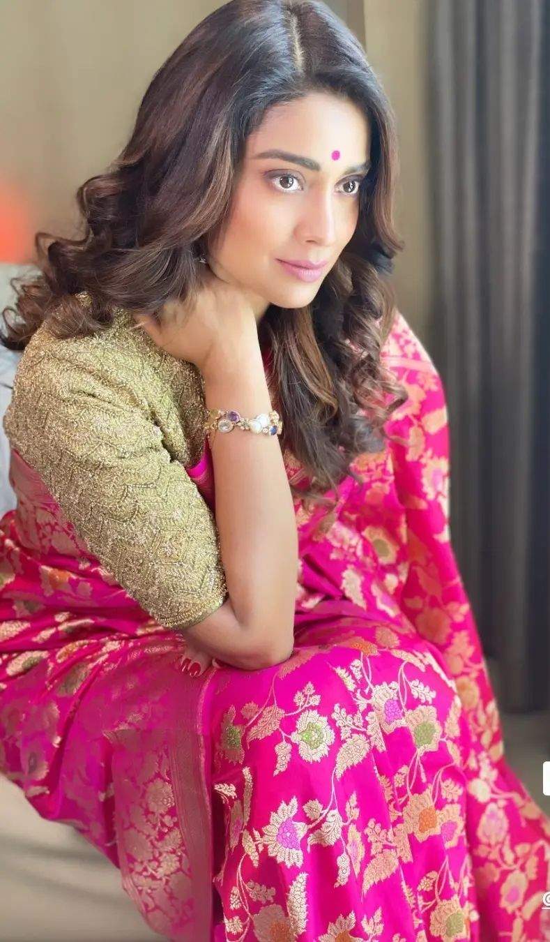 shriya saran in pink silk saree by sithara kudige for a shop opening2 Shriya Saran’s grand look in a pink benrasi silk saree for an inaugural function! Celebrity Sarees