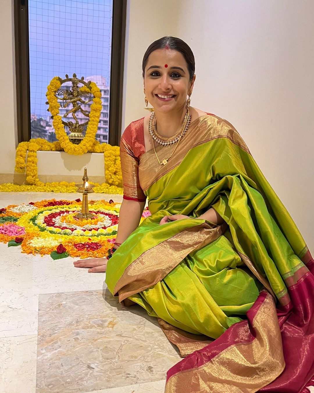 vidya balan in a lime green silk saree for diwali puja2 Vidya Balan’s ethnic look in a lime green silk saree for Diwali puja! Celebrity Sarees