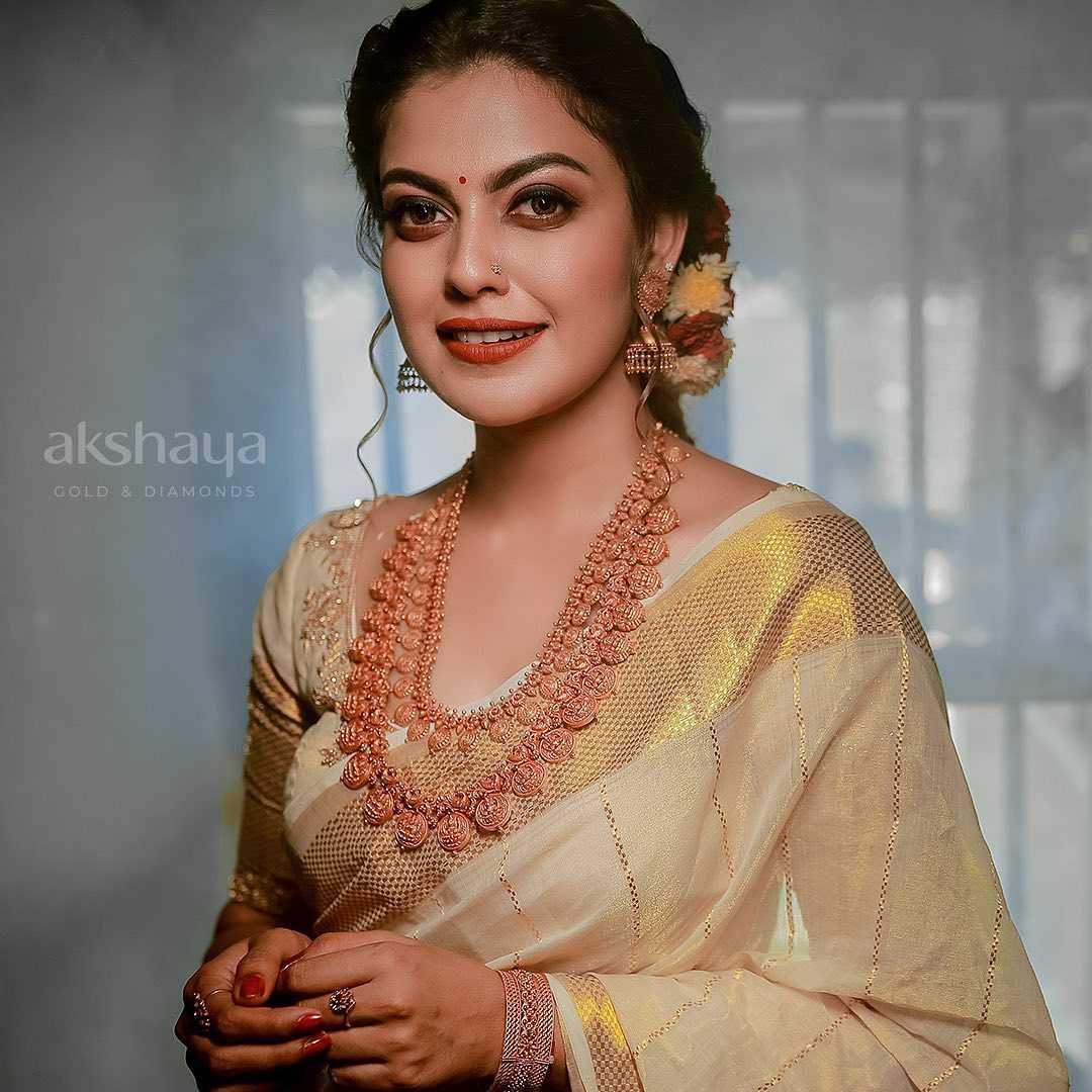 anusree nair in kasavu saree by kuthampully for an ad1 anusree nair in kasavu saree by kuthampully for an ad1