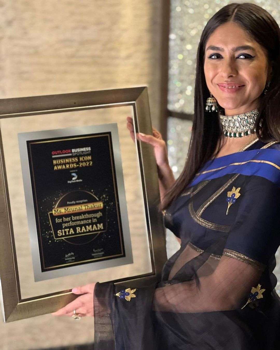 mrunal thakur in a black raw mango saree for outlook awards1 Mrunal Thakur looks all things glam in a black organza saree at an award function! Celebrity Sarees