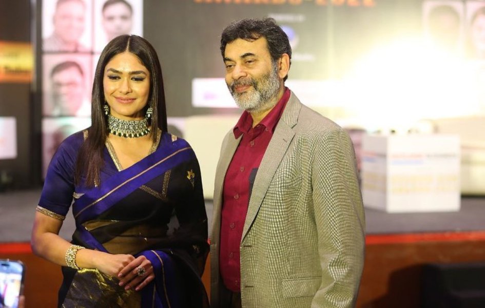 mrunal thakur in a black raw mango saree for outlook awards3 Mrunal Thakur looks all things glam in a black organza saree at an award function! Celebrity Sarees