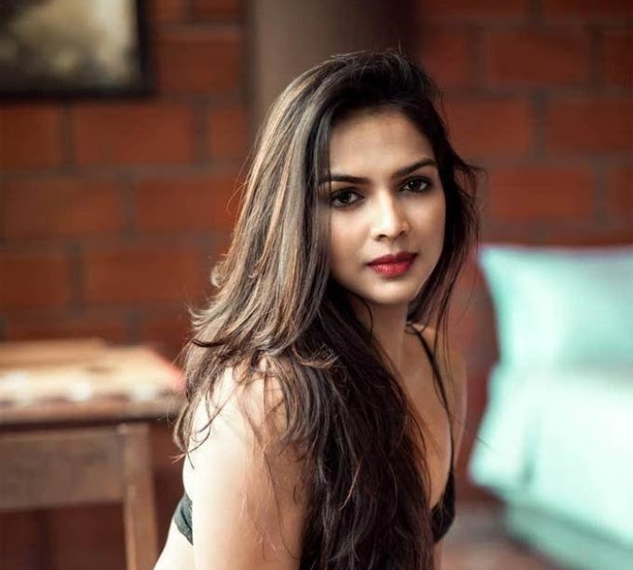 Chaathurya Shankar Mesmerizes in Her Latest Photoshoot Celebrity Sarees