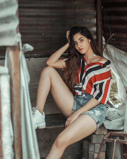 Simrat Kaur’s Hot Bollywood Pics