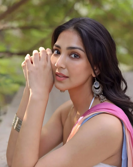 Yogita Bihani armpits pics in sleeveless saree