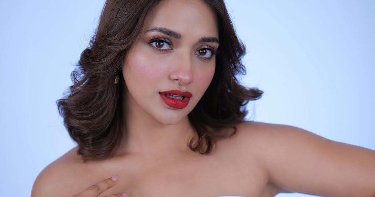 Jiya Shankar Sizzles in Her Latest Hot Pics Celebrity Sarees