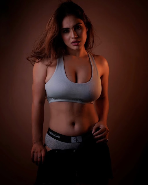 Neha Malik hot armpit and navel pics