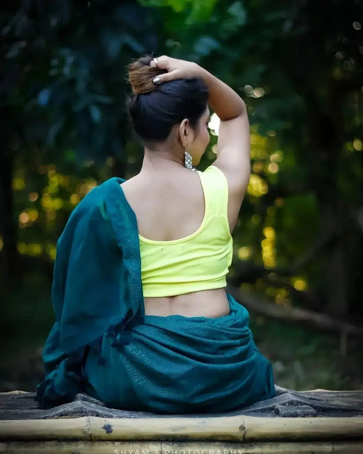 Arpita’s hot and stylish still in a sleeveless blouse.