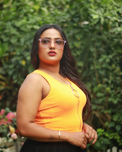 Shyna Khatri Clean Shaved Armpit Pics in a Sleeveless Dress
