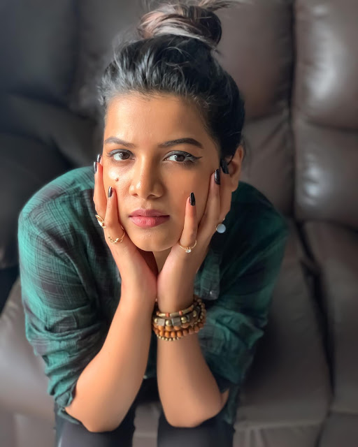 Latest stylish photos of Instagram influencer Goldie Nissy.