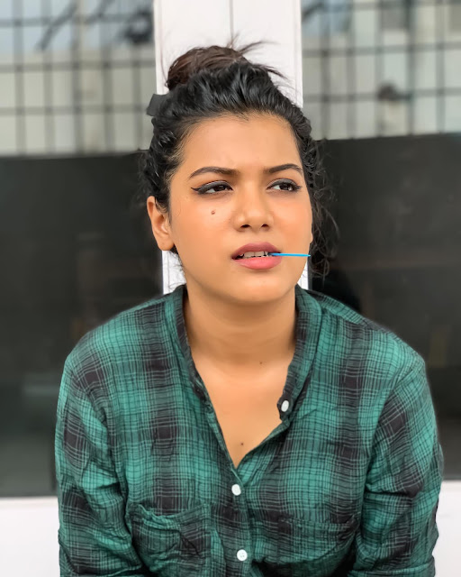 Latest stylish photos of Instagram influencer Goldie Nissy.